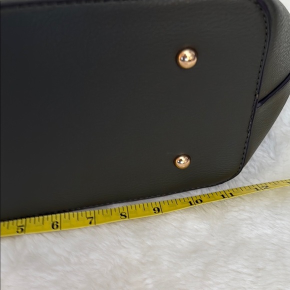 Sophisticated Green Tote with Gold Accents - Picture 10 of 15